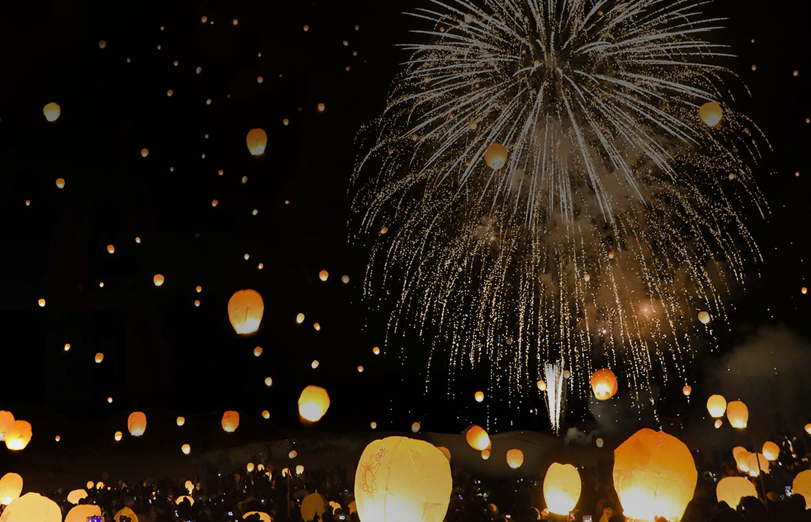 冬の夜空を彩る津南ランタンと冬花火の同時開催